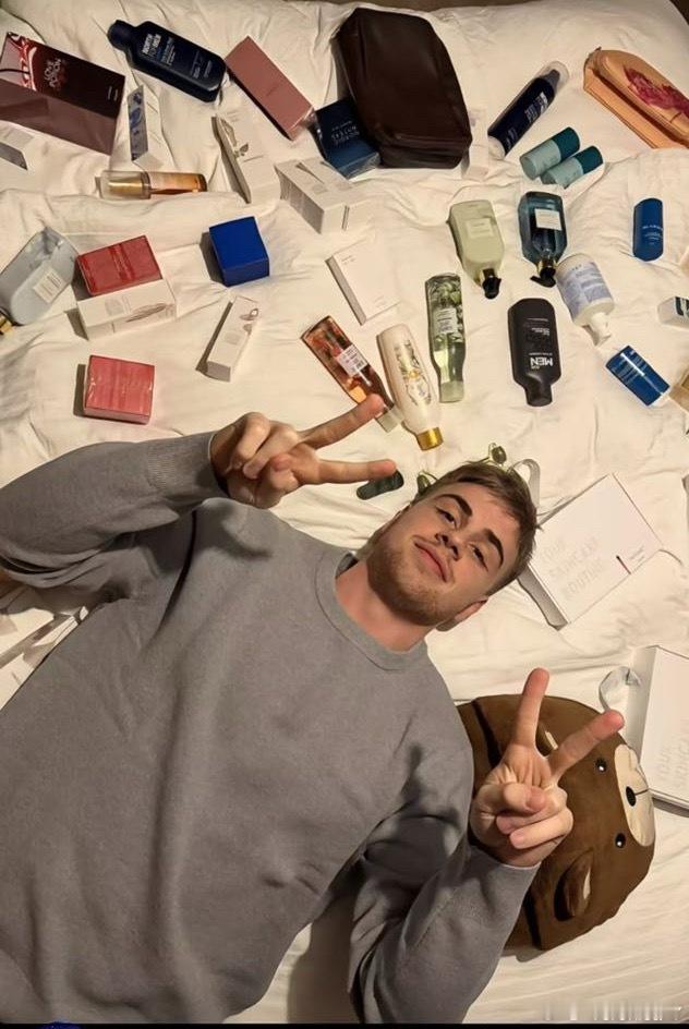 阿德要当美妆博主了冬天是得擦点润肤霜  颜值是球技的一部分