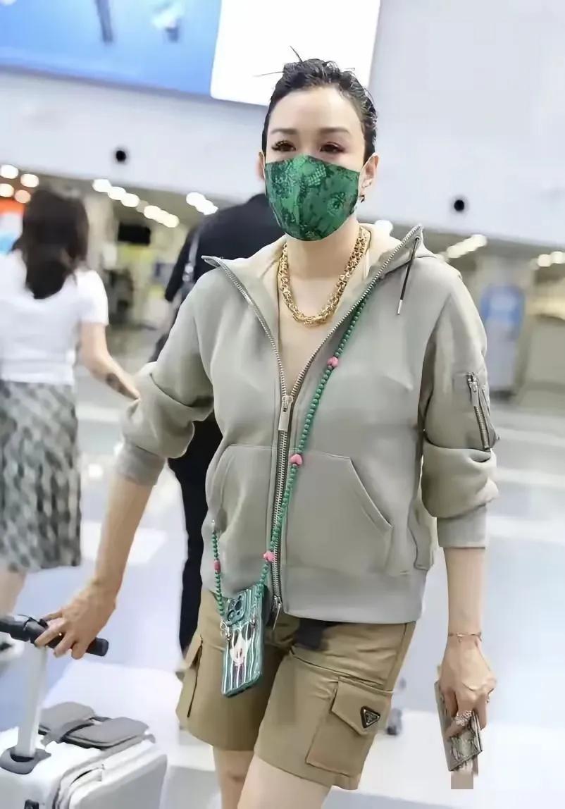 网友在机场看到了钟丽缇，简直是眼前一亮，一道美丽的风景线飘过来。