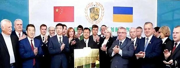 乌克兰独立后，大量科学家被中国“接纳”。而这些科学家来到中国后，不少人第一个要求