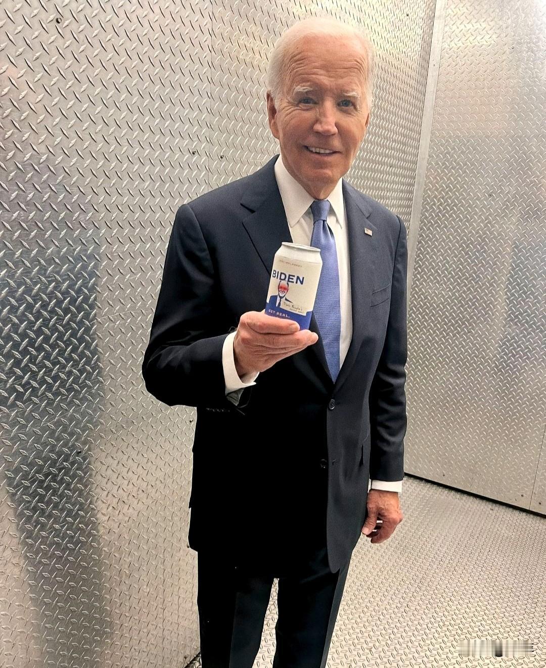 拜登手里拿着的是印有自己名字（BIDEN）的定制罐装水，这款水也被标注为“Dar