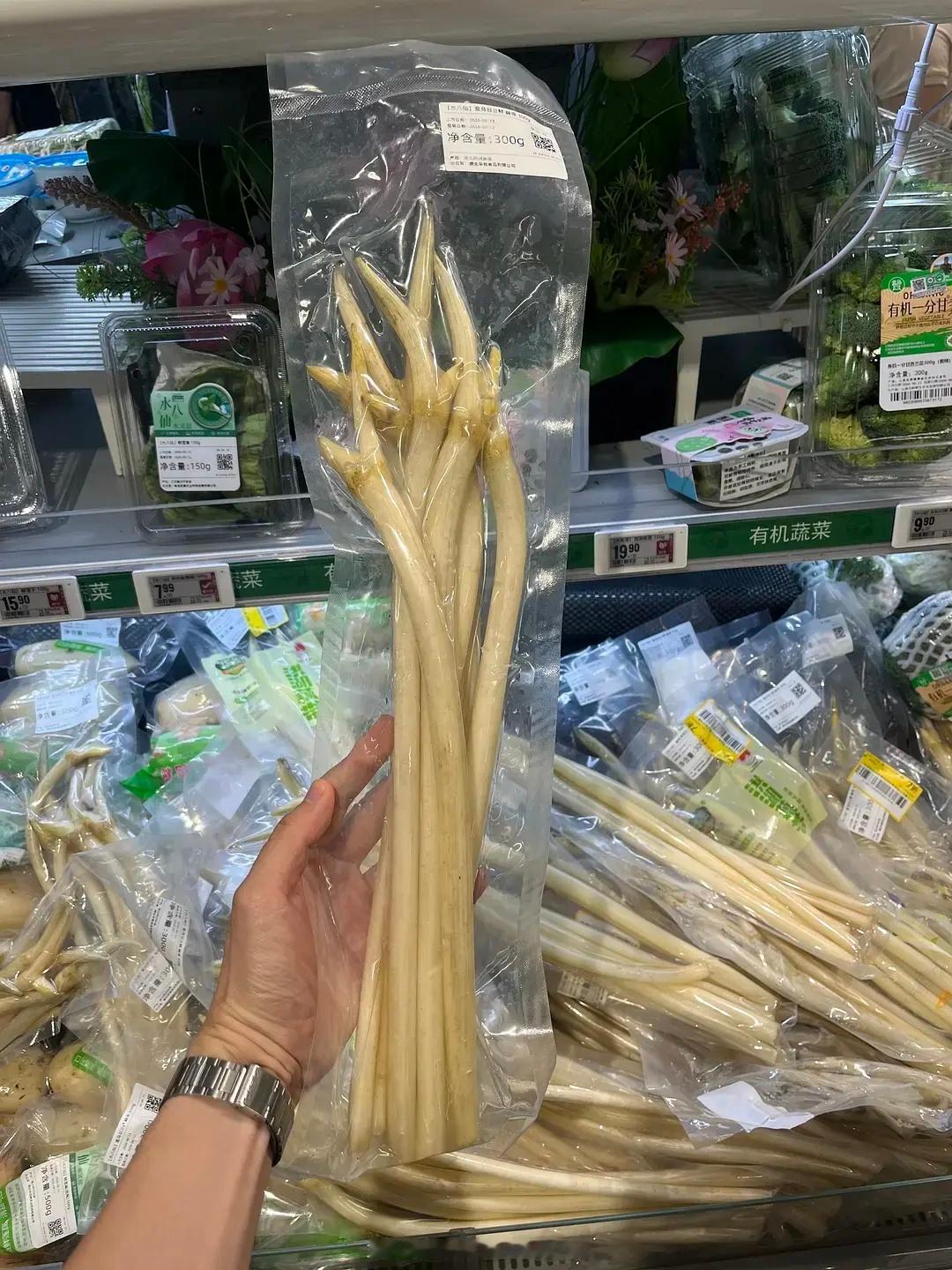 真服了 我以为是鸡爪（心里还想咋这么长） 果然晚上不吃饭脑子眼都跟不上了… 但话