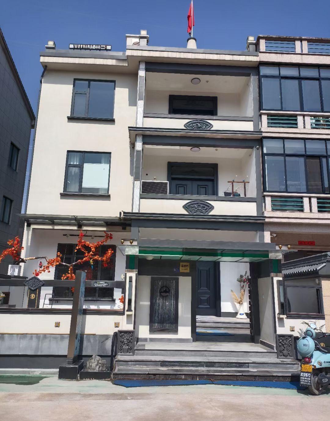 农村女子靠赌换彩礼，

三十万婚房成赌债黑洞，

前夫再婚时她抱着孩子坐在路口哭