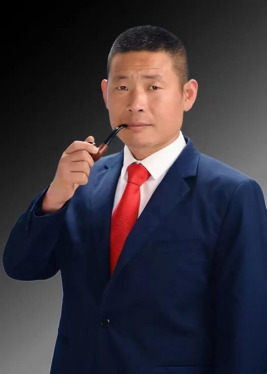 企业提升员工活力，有不少妙招。
可以引入“鲶鱼效应”，引进优秀人才，给老员工带来