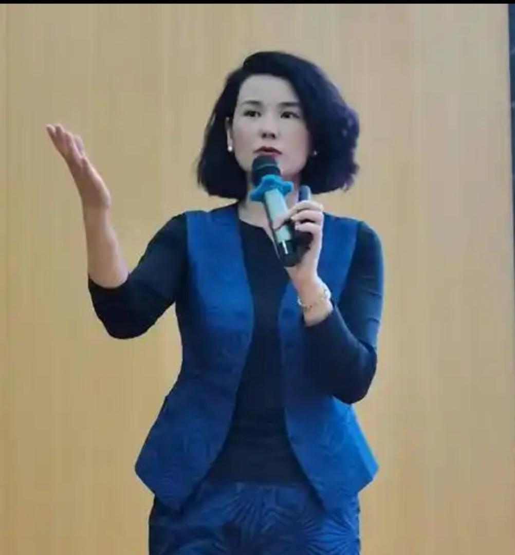 艾珂竹是如何推动两岸关系发展的？
艾珂竹凭借东南卫视主持人和福建省政协委员的双重