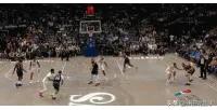 今天NBA常规赛快船对阵独行侠的比赛中发生冲突：第三节比赛过半，邓恩在跑位时被戈