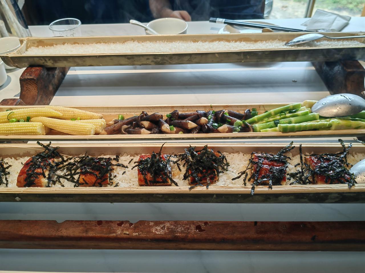 返程的时候在鹤山吃了个竹筒饭，这家的（店名好像叫竹家庄）味道真的很好，环境很清雅