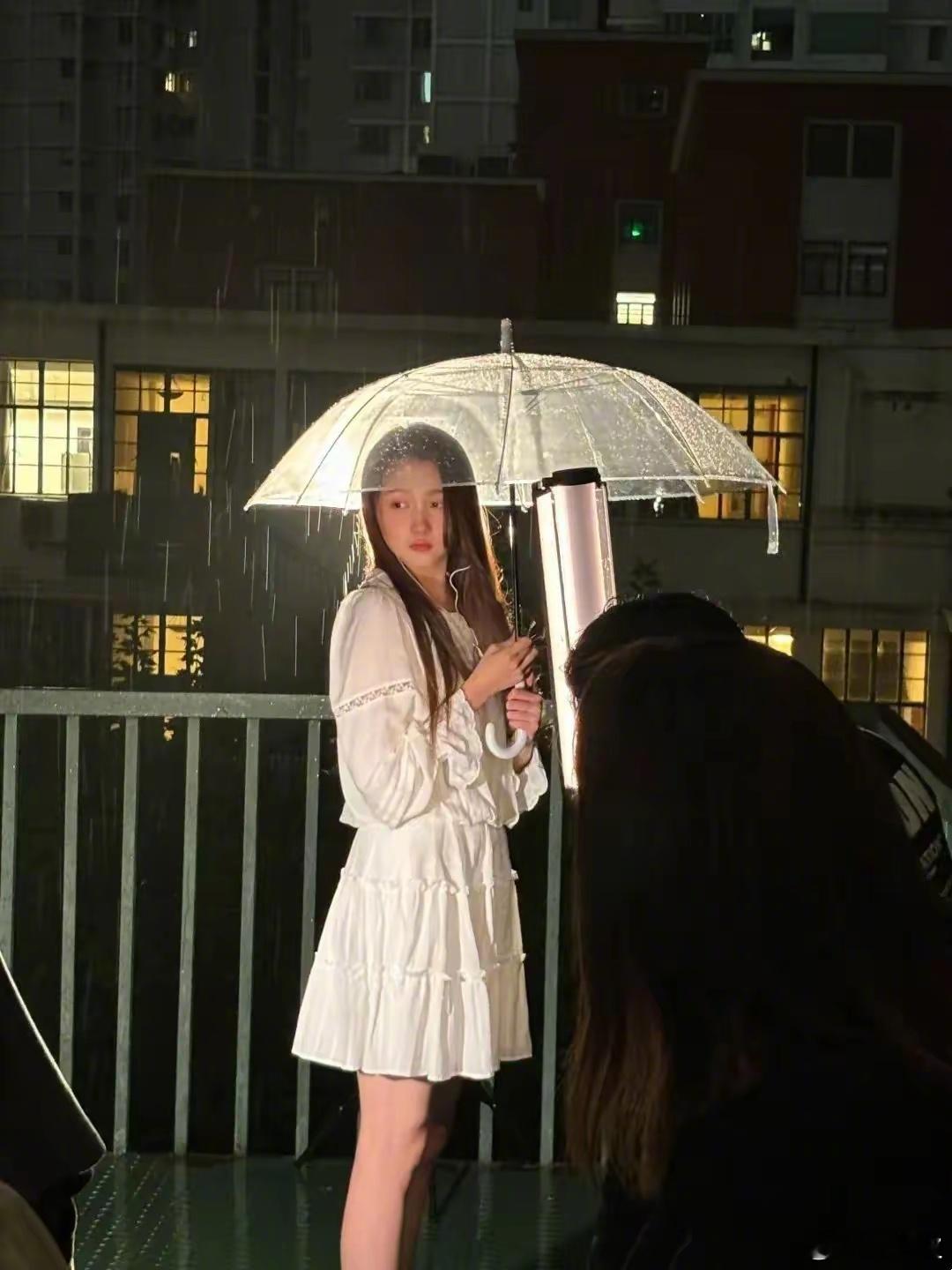 上海交大偶遇关晓彤 或许是为了参加某个活动，她的出现却给校园带来了一份别样的光彩