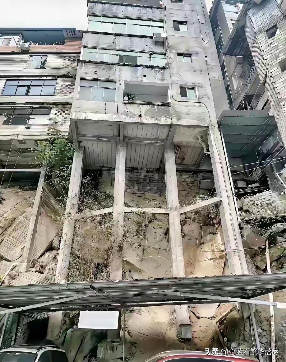 真是佩服这家人的胆量！谁能想到住在这么高的楼房，楼房下面竟然连地基都没有，仅仅只