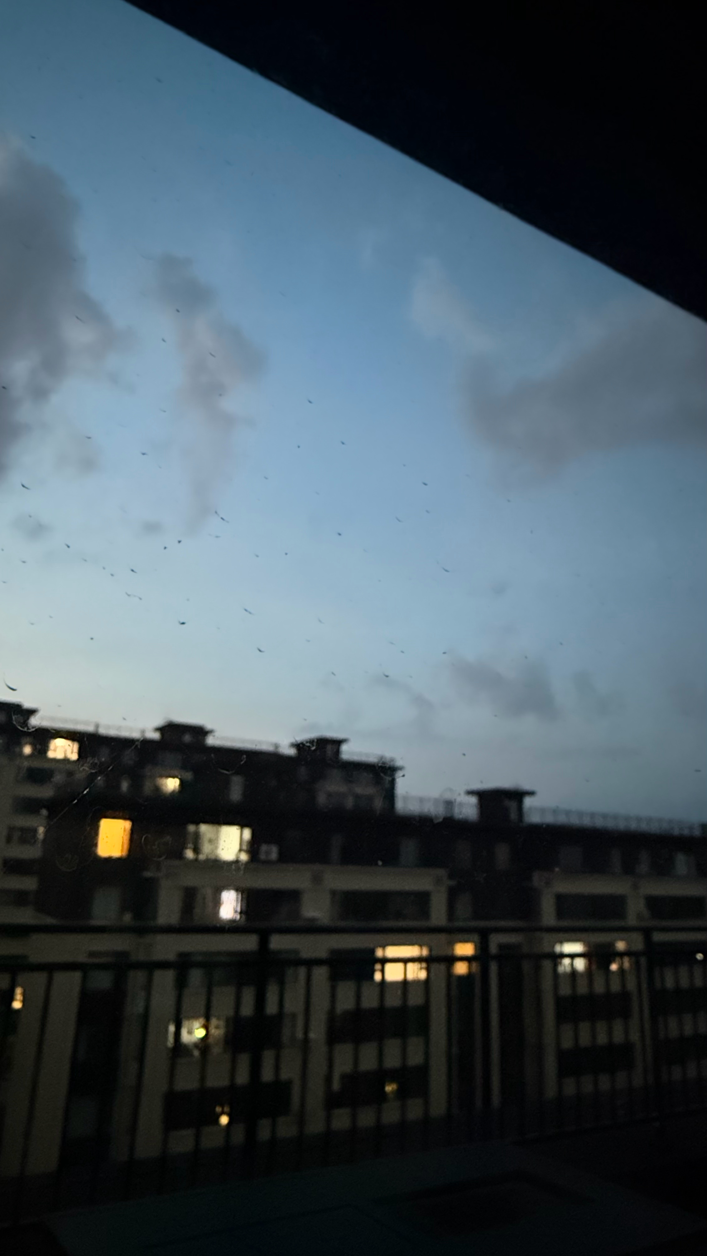 天气不好。但是心情很好。讲讲最近发生的事？ 