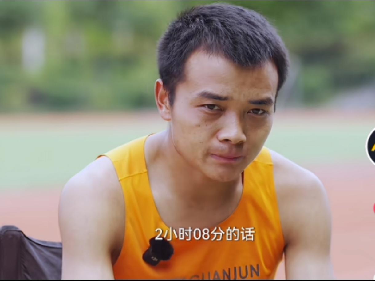 人称最强小钢炮的杨春龙，身高1米55，全马PB211。当初遗憾离开省队，大家都以