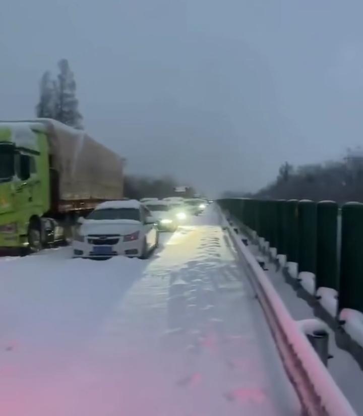 遇到这种情况到底是开油车好还是电车好！听说电车可以开着暖气，安心睡觉，油车一直怠