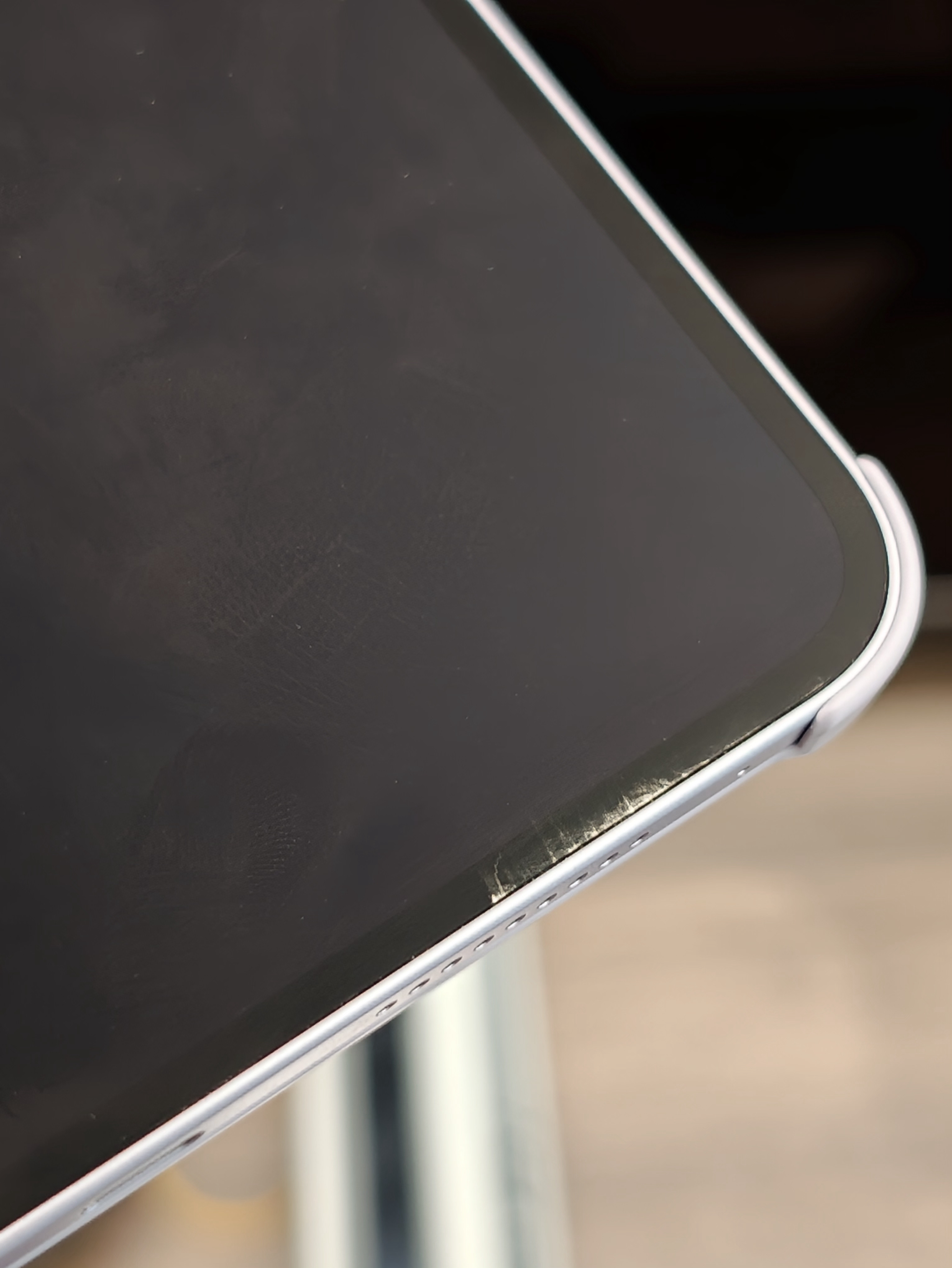 OPPO Pad mini 之前放桌上，一段时间没用，桌子上可能堆了些杂物，然后