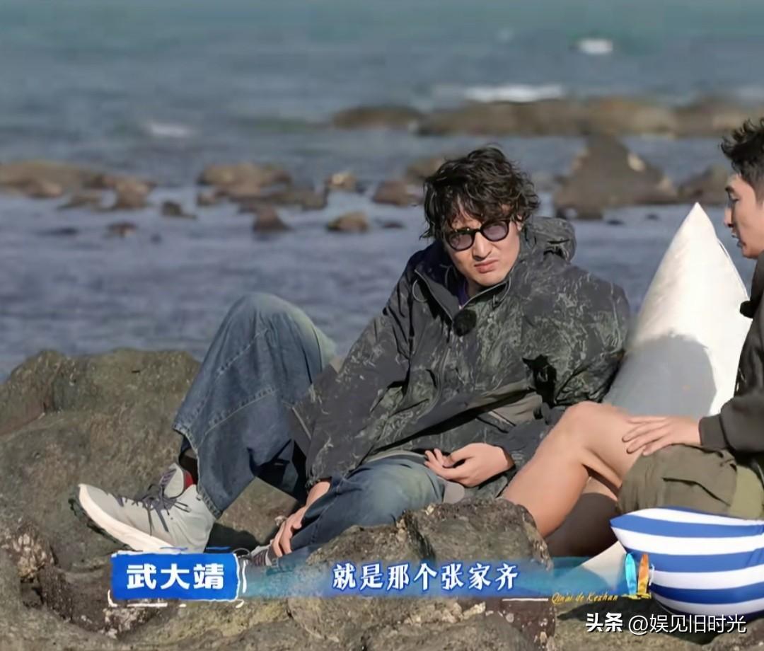 武大靖和王传君的聊天，从直播开始，却演变成了探讨人生哲学。

他俩坐在海边的石头