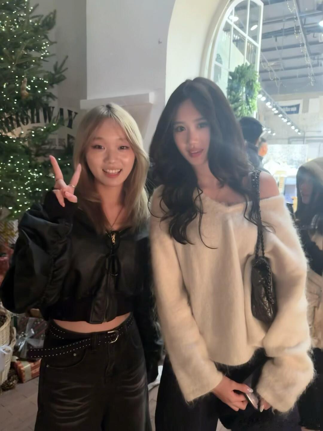 网友在北京三里屯偶遇钟丽缇小女儿，这种才是真的能当童模。