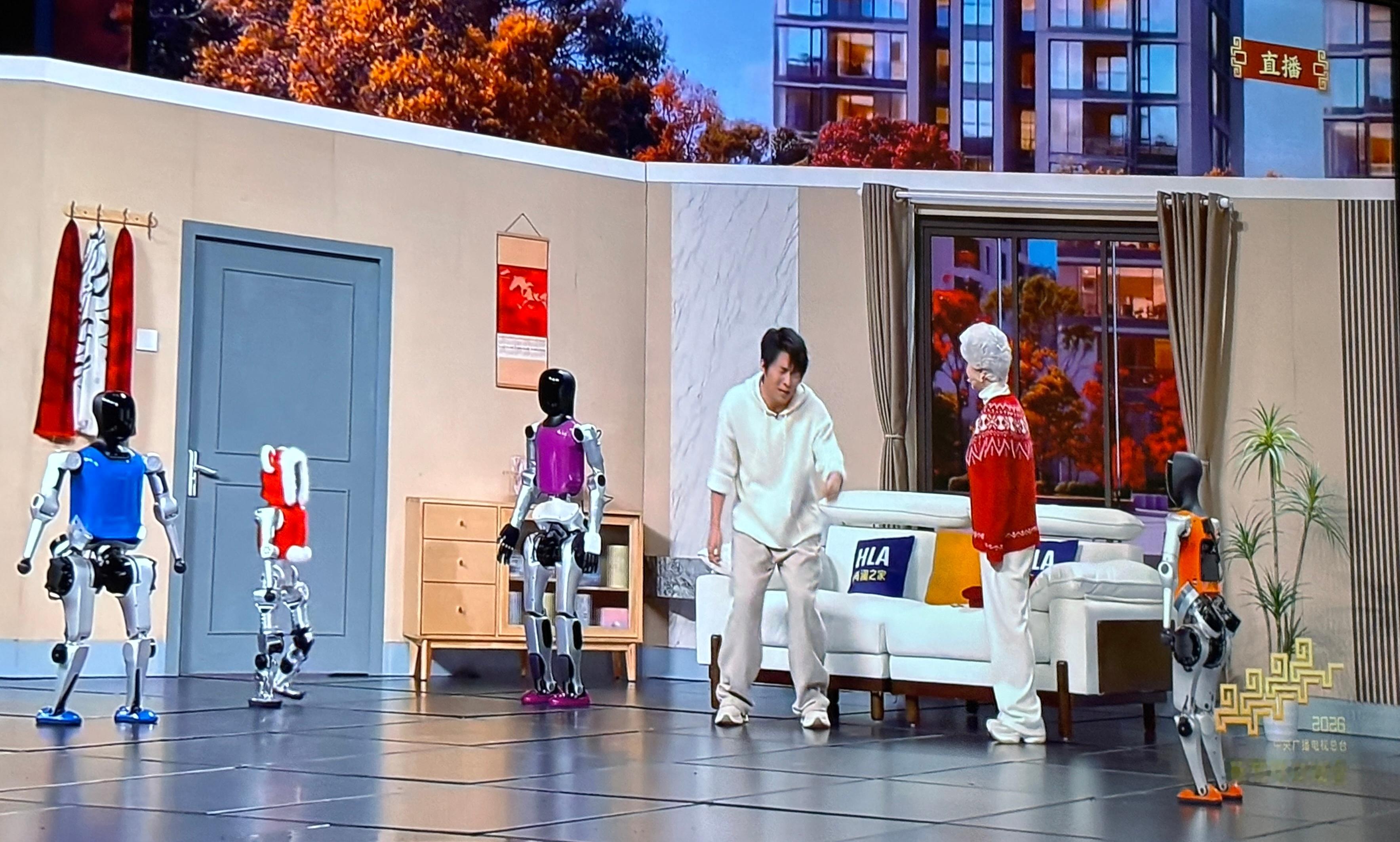 春晚第一个笑点出来了～“我和机器人掉水里你救谁？”🤖“我们俩同时掉水里，你就电