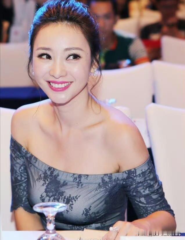 柳岩蕾丝裙突显玲珑曲线