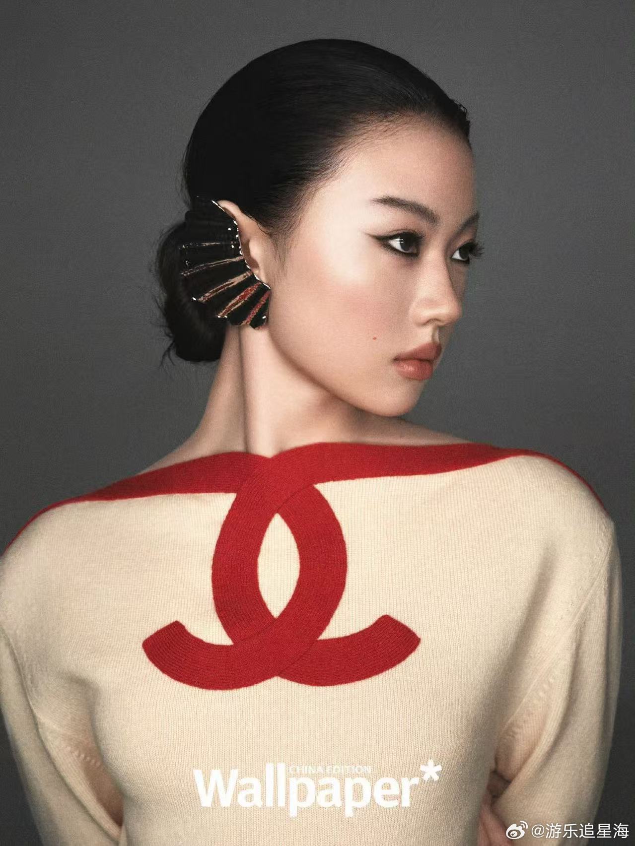 单依纯Wallpaper中文版十月封面 报纸印花、撞色针织、湿发冷妆，这些元素叠
