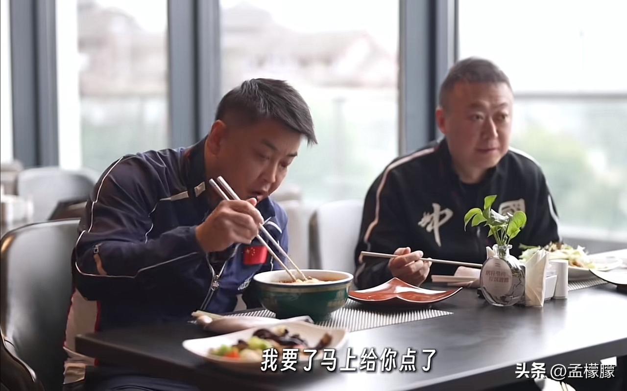 两个教头吃面🍜真香。。。。
吃面也幸福 吃面吃好喝好 兄弟俩吃面条 赛过吃肉