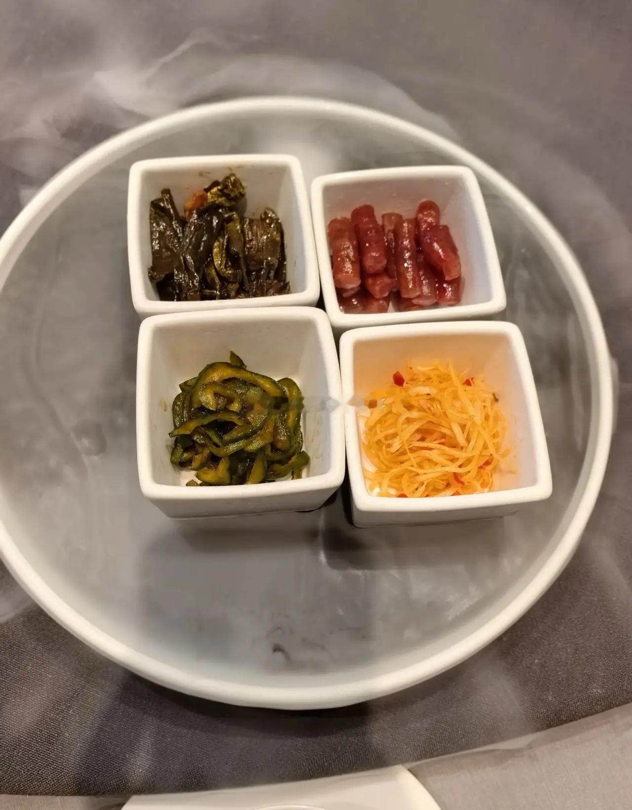 A股暴跌，但是市场传来两大信号，不出意外的话，跨年机会就在这个板块！1、为何大盘