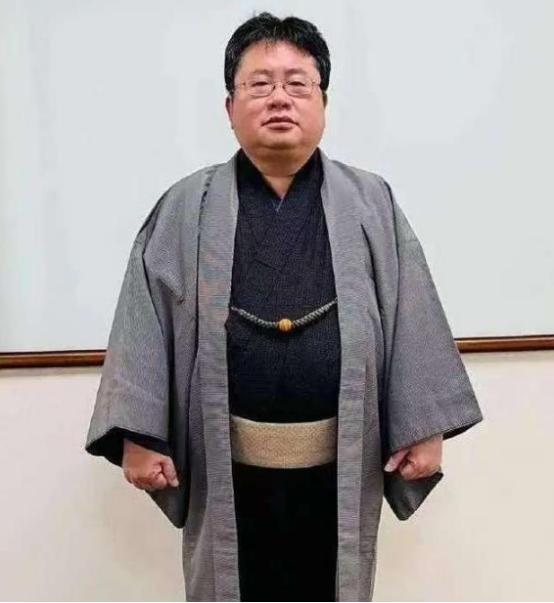 高市早苗疯狂反华，背后竟是两个中国败类在出谋划策？为高市早苗出谋划策的两个中国败