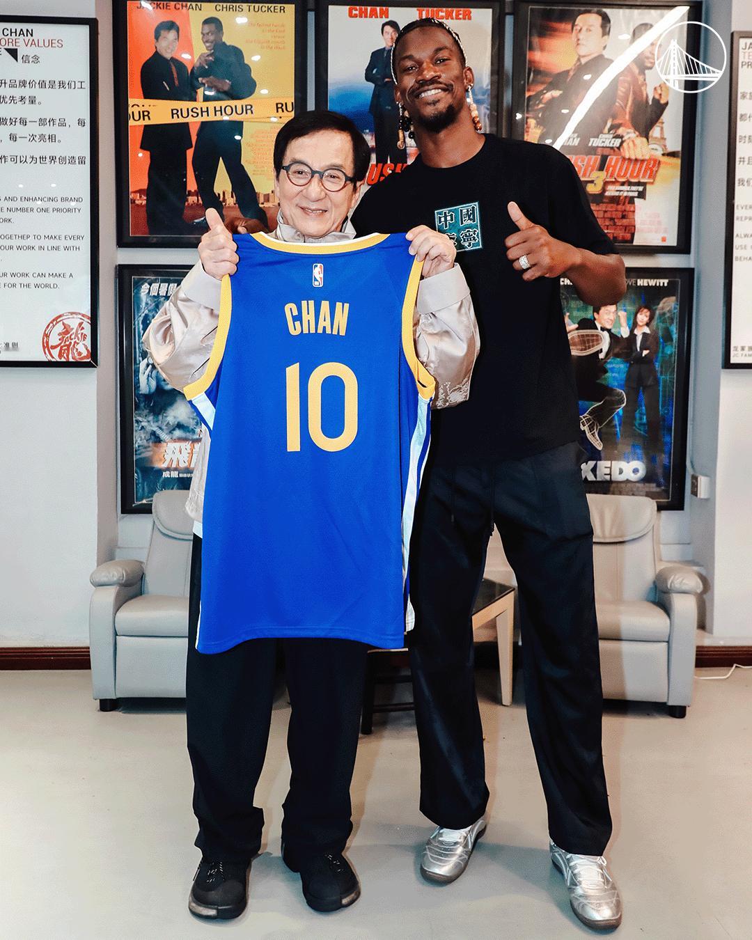 Shames：巴特勒中国行期间，勇士1天临时合同签下71岁高龄的成龙大哥做武术指