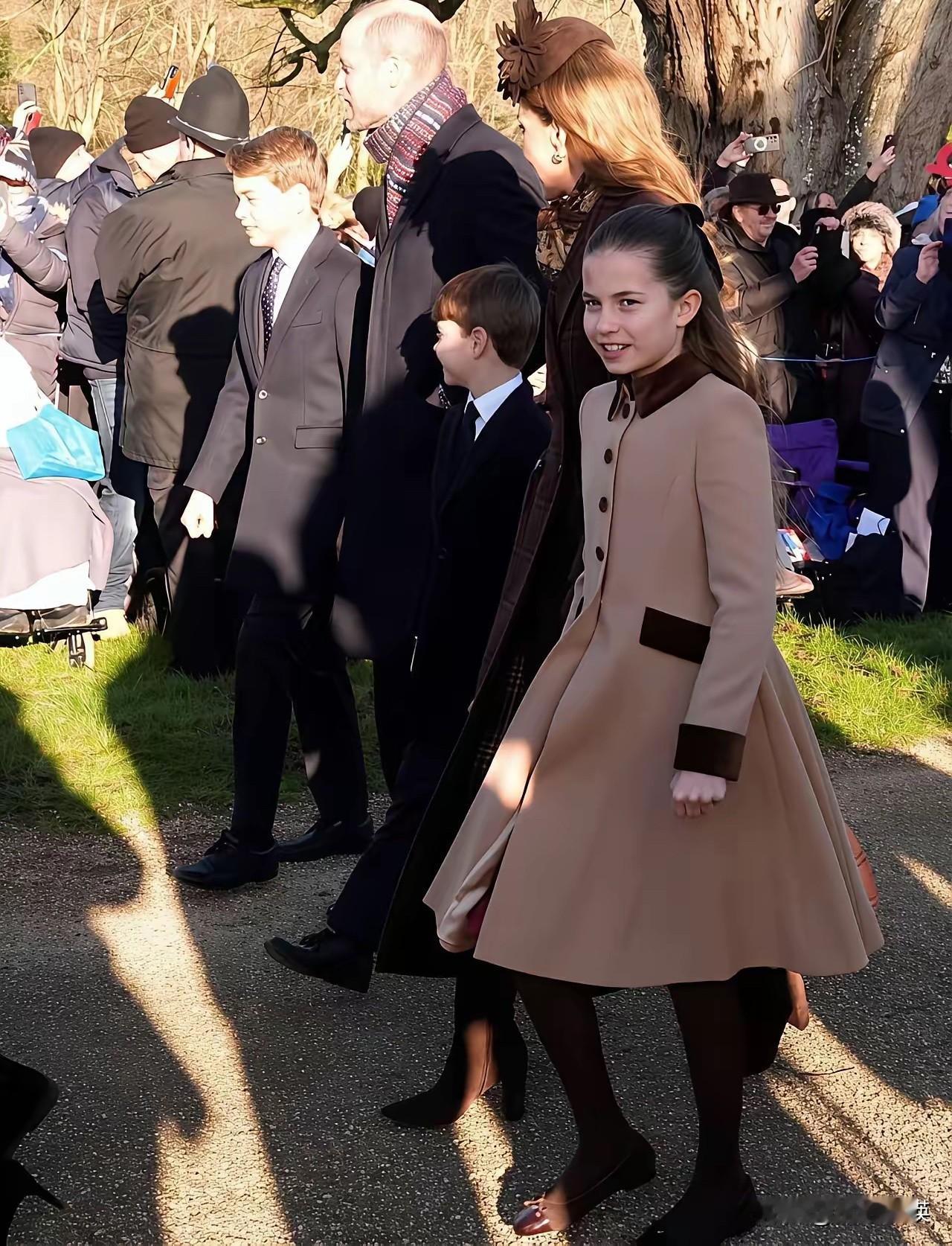 2025英伦圣诞，皇家女性的穿搭成为时尚焦点。
  每一套穿搭低调奢华又极具个性