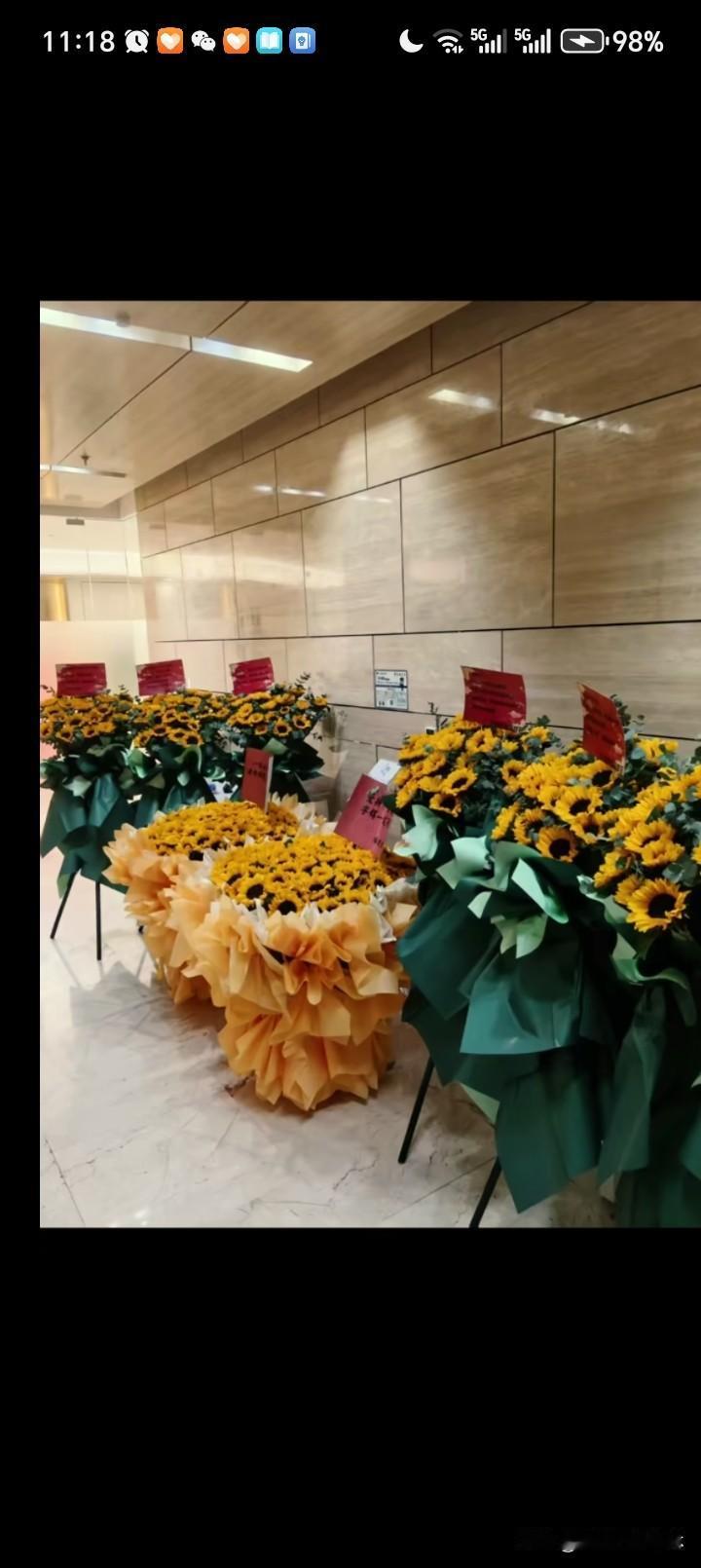 全国的丈母娘用行动爱护董宇辉！
董宇辉公司门口又变成花的海洋，此次丈母娘送花的选