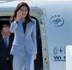 在南京，郑丽文明确的讲了访问大陆的“四个愿景”：
一是在亚太局势上，创造一个新的