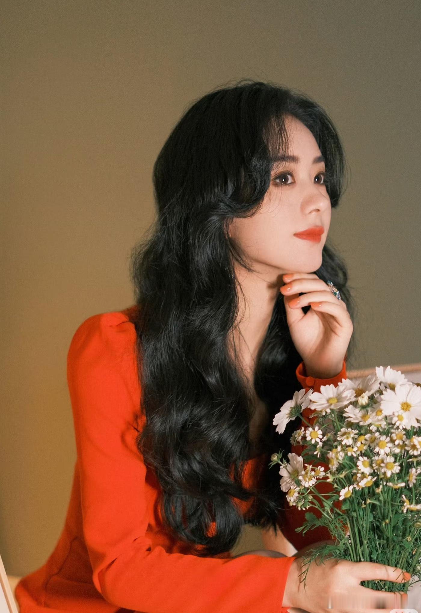 波浪黑发红唇鲜花赵丽颖这张美图很有港风范儿👏 ​​​
