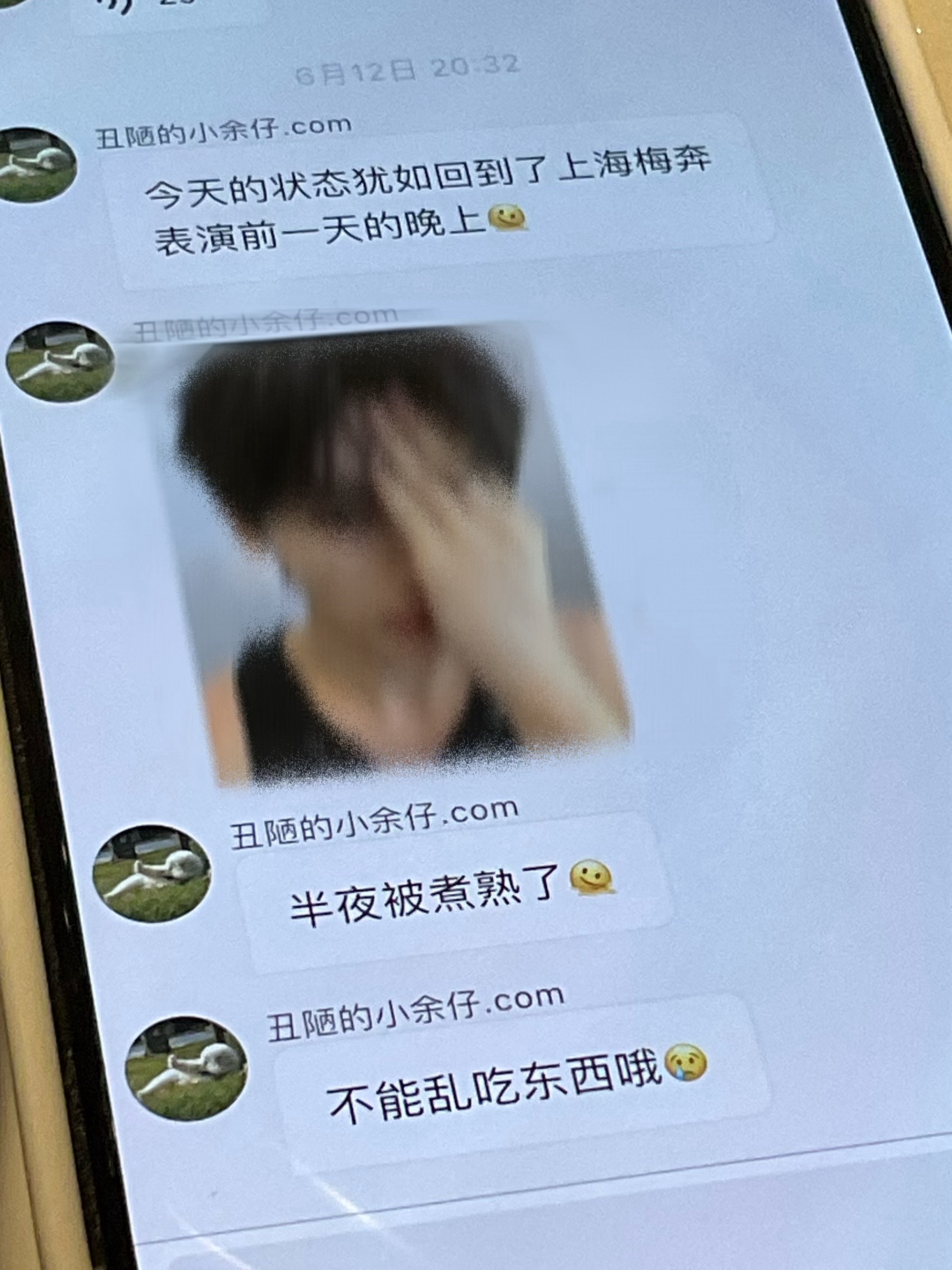 自己发烧了还让粉丝注意身体是吗 