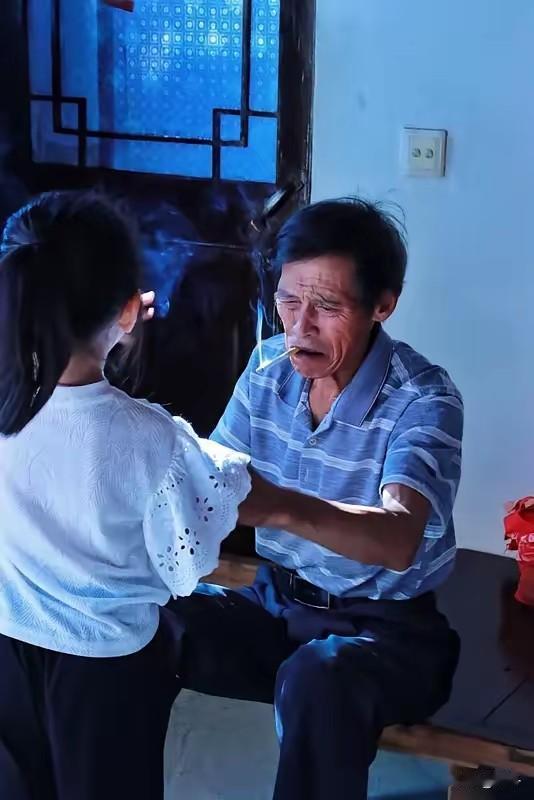 母亲摔断胳膊急需手术，俩儿子个个推脱，305万拆迁款一出，老人做法太公道
 
老