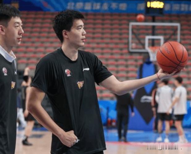 焦伯乔真是打不出来，就能潜力赛大杀四方，10+7统治内线



焦伯乔常规时间没