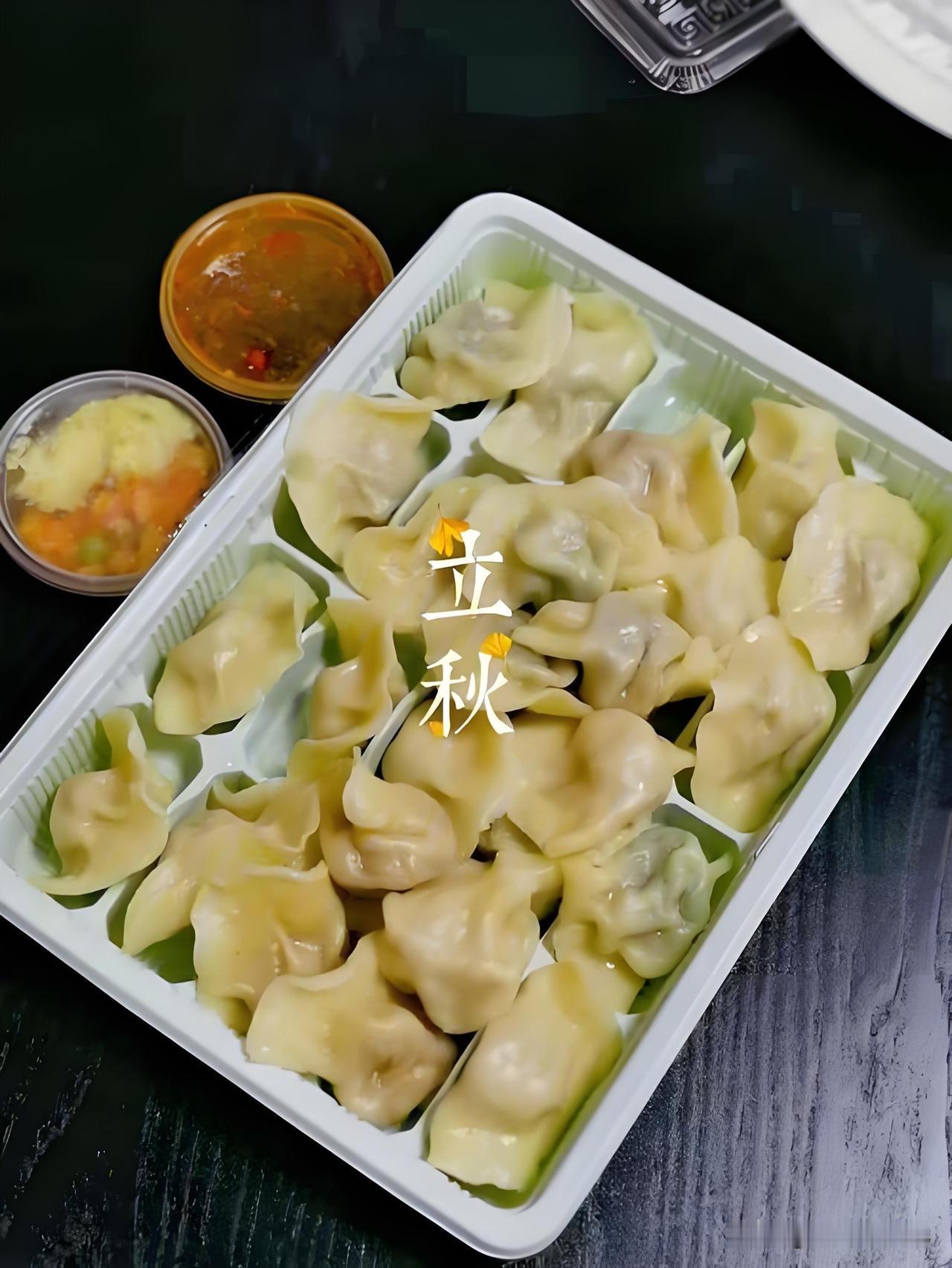 立秋主要习俗分享：
 
1. 贴秋膘：苦夏体虚，瘦人吃肉、饺子进补；体态偏胖者素