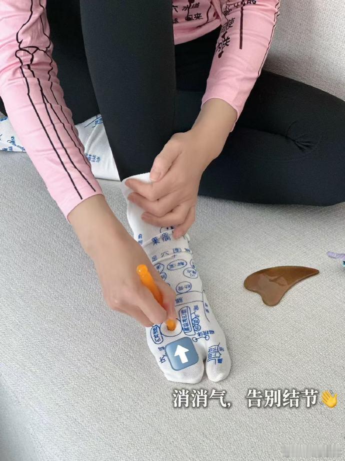 曾黎上红毯前还在按脚  曾黎的这一幕真是太真实了，明星也是普通人，养生保健一样不