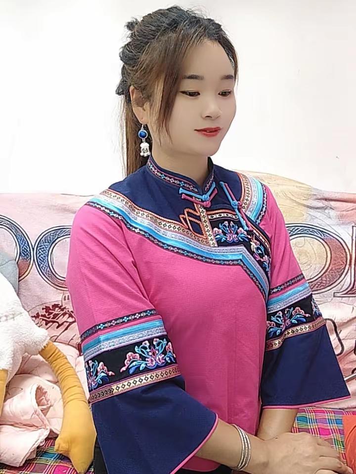 布依姑娘手工纸制品