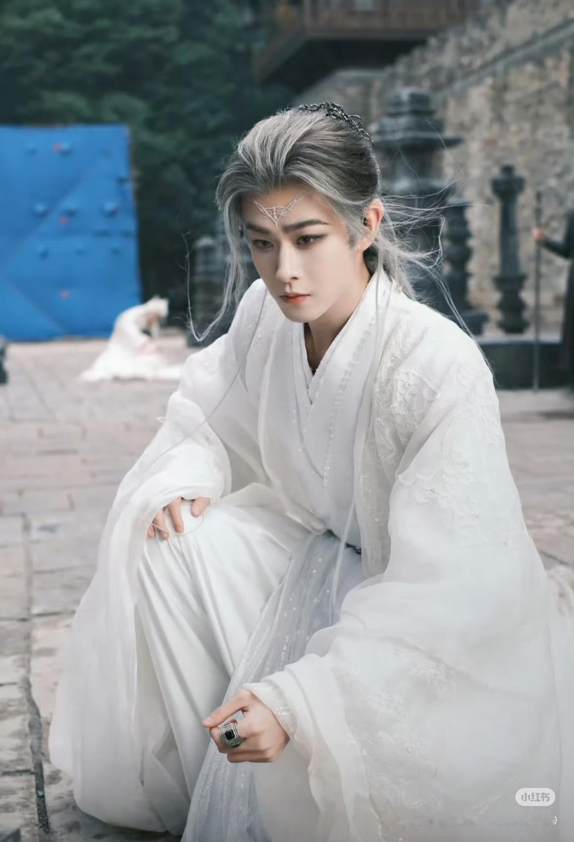 月鳞绮纪月鳞绮纪男帅女美有点养眼啊，田嘉瑞的寄灵银蓝色长发如银河倾泻，发梢泛珠光
