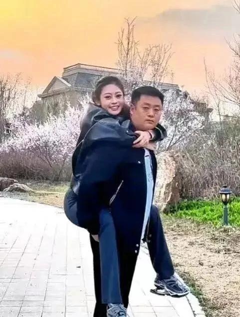 这是宋晓峰的小情人，这么大了还背着。虽然没有见过他老婆，但是也不用见了，因为女儿