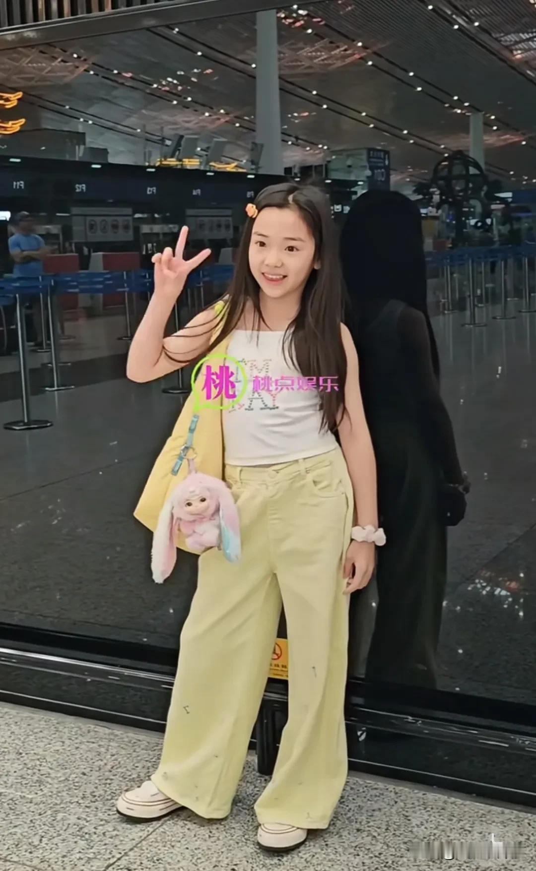 董璇女儿太漂亮了吧，从小有星味

瞧董璇女儿（小酒窝）一出机场和狗仔记者们的周旋