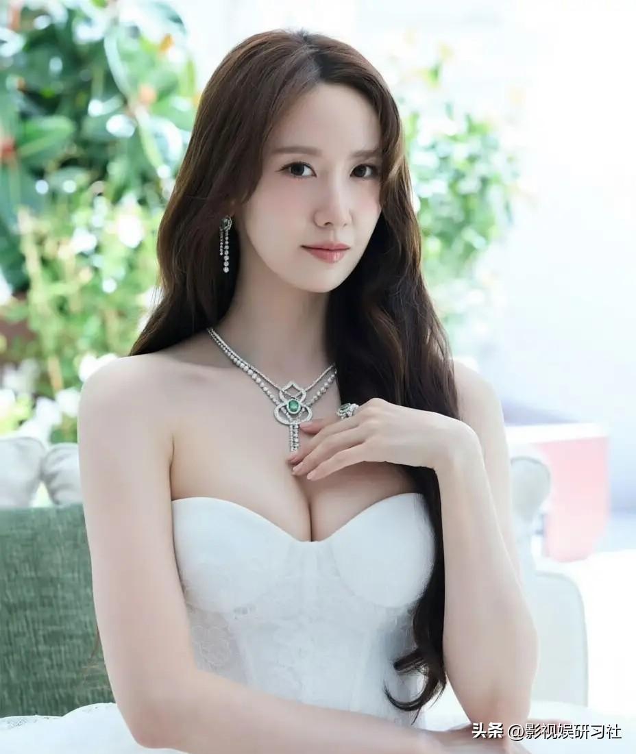 林允儿，白色抹胸，温柔女人风