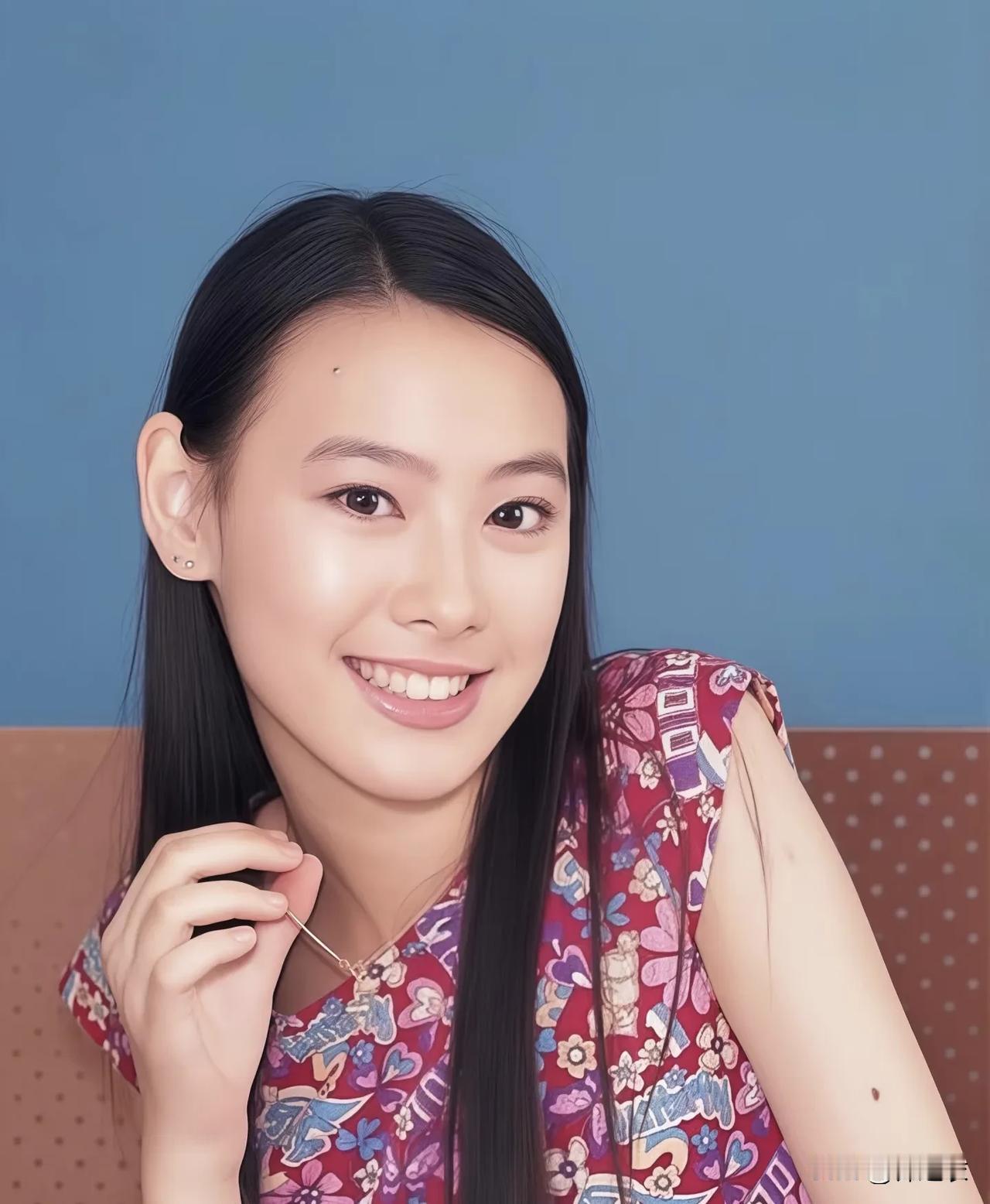 梁洛施的长相从小就是巨美身材也得高高瘦瘦，所以她十几岁的时候，我看照片都以为她已