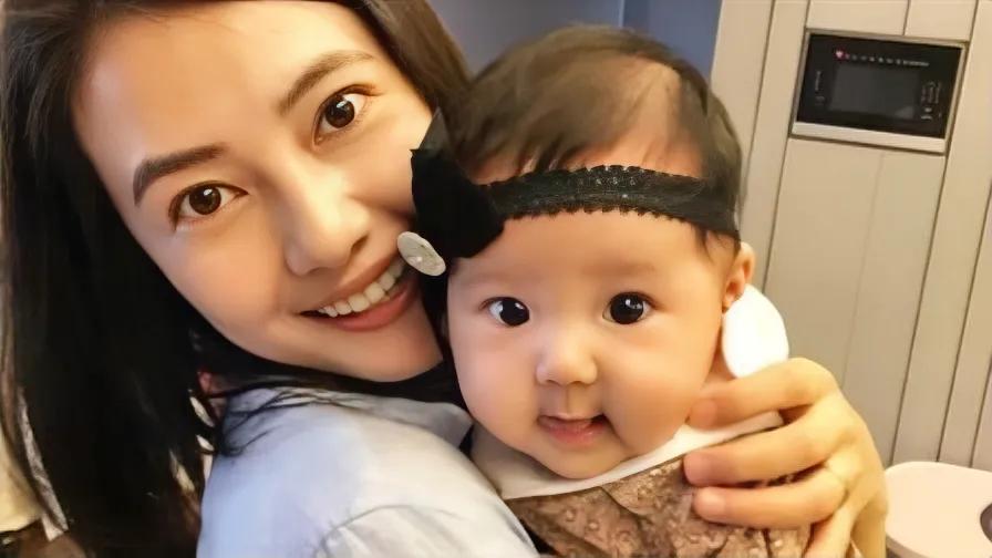 高圆圆认贾静雯小女儿为干女儿，小咘咘大眼萌翻。
大美女抱着小美女，爱和美的组合。