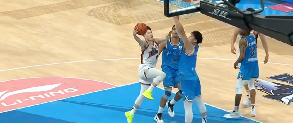 CBA把八进四从五场三胜砍成三场两胜，北京队那场50分大胜一出来，所有强队都坐不