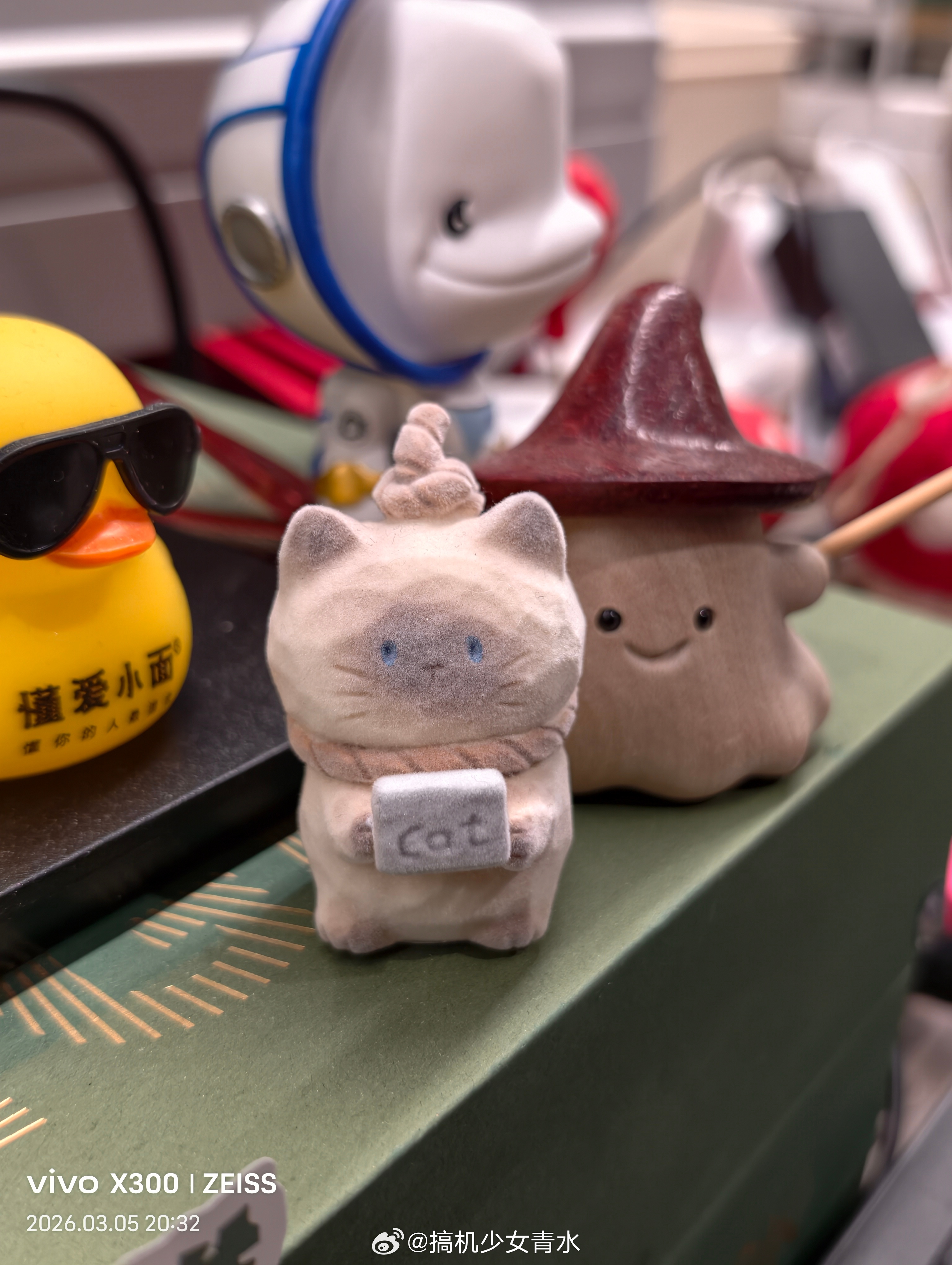 俺桌子上这个上班小猫咪很符合我的上班状态了终于周五咯！！ 