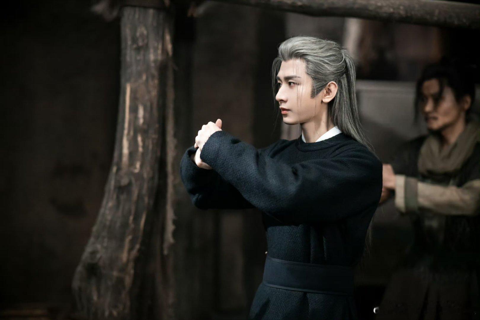 U成毅卢云cy成毅成毅，站在光下总是会有阴影，但是我们都相信你一定能突破阴影限制