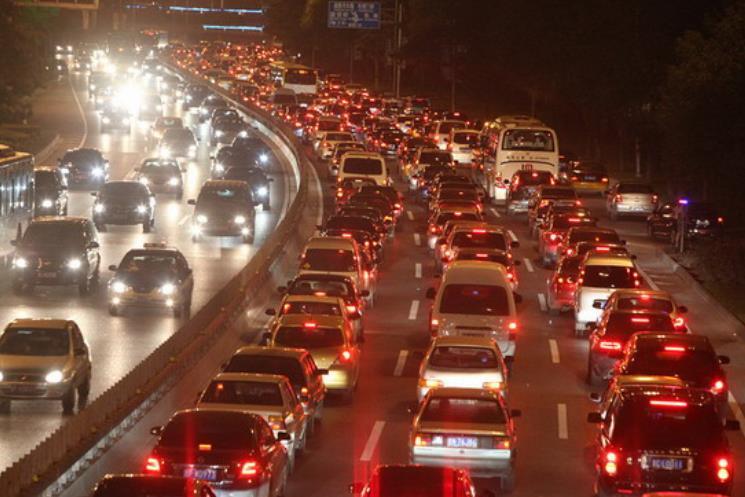 这个春节，新能源车事故层出不穷，有追尾的，有撞护栏的，有趴窝的，有掉田地里的，也