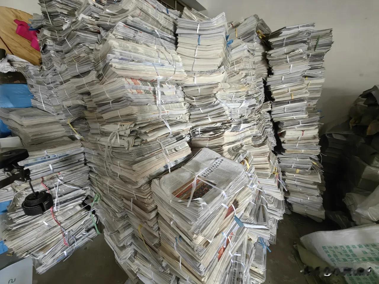 今天哥们说，让报刊停发纸质版，不再让企事业单位购买，新闻媒体人员的工资从哪来，这