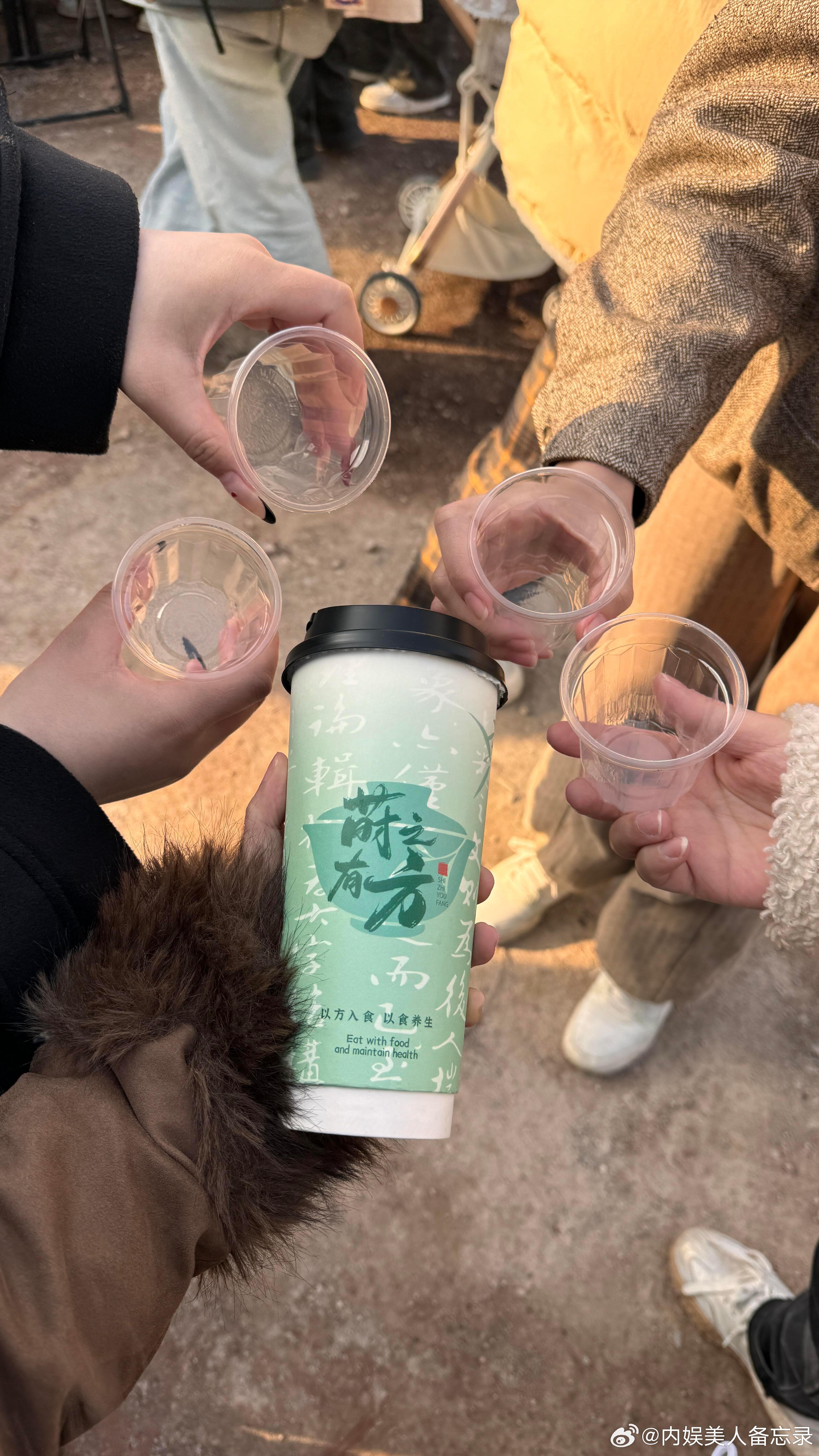 李昀锐《归良辰》剧组氛围真不错，小林开机请大家喝奶茶吃🧁，拍摄时剧组又有各种投