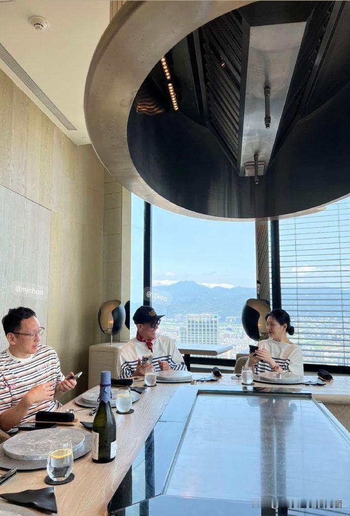大S具俊晔好恩爱，和朋友聚会还穿情侣装，闲聊之时也是你侬我侬，生怕别人觉得她们不