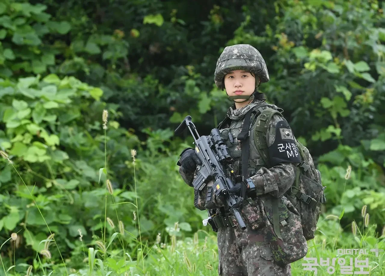 韩国女兵和K1A短突步枪