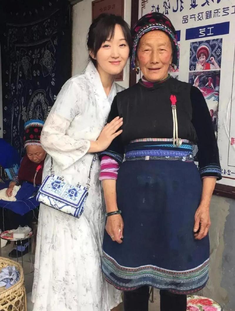 没有对比就没有伤害，
图中杨钰莹还比身边这位农家妇女大一岁呢，
她们一个皮肤白皙